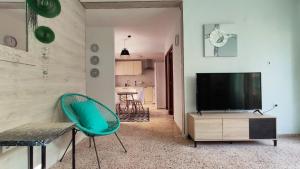 Televisyen dan/atau pusat hiburan di Nice apartment near the port of Santa Pola