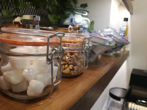 un mostrador con jarras llenas de diferentes tipos de alimentos en Hotel sXVI - Adults Only en Telde