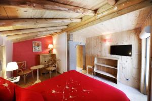 TV a/nebo společenská místnost v ubytování Les chalots de Gérardmer, Chambre d'Hôtes