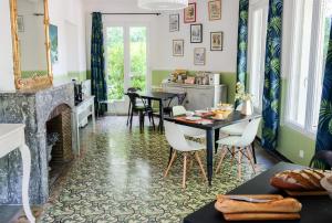 a living room with a table and chairs and a fireplace at Chambres d hôtes du Castell de Blés in Saint-Génis