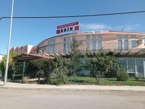 un edificio con un cartel encima en Hostal Brin, en Monreal del Campo