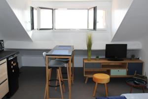 een kleine kamer met een bureau en een computer. bij Studio hyper centre avec vue sur les Pyrénées in Saint-Jean-de-Luz