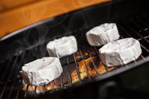 4 pasteles recubiertos de papel aluminio cocinados en un horno en Apartmány Pinus, Tále, Chopok Juh, en Tale