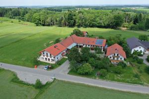 una vista aérea de una casa grande con patio en Wagnerhof, en Au am Inn