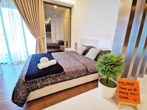 a bedroom with a large bed with a mirror at Simfoni Balakong Internet & Netflix Designer Studio in Kampong Baharu Balakong