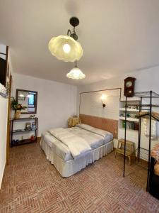 מיטה או מיטות בחדר ב-La Finestra Sui Cento Portali