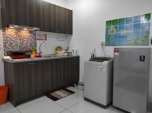 eine Küche mit einer Spüle und einem Kühlschrank in der Unterkunft FA Suite12 at DE CENTRUM PUTRAJAYA-BANGI in Kajang