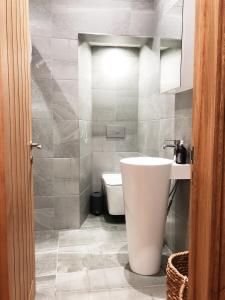 y baño con lavabo y aseo. en Newly refurbished apartment in Chapel Allerton, Leeds, en Moortown