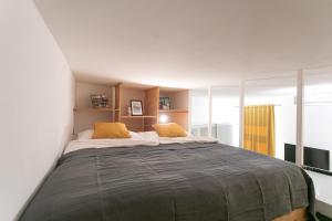 1 dormitorio con 1 cama grande con almohadas amarillas en Top Apartment nahe Zentrum, en Viena