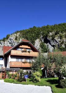 un gran edificio con una montaña en el fondo en Rooms Ravnik, en Bled