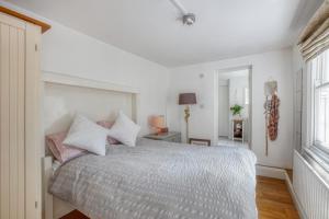 Posteľ alebo postele v izbe v ubytovaní Pass the Keys - Beautiful stylish flat in South West London