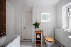 Phòng tắm tại Pass the Keys - Beautiful stylish flat in South West London