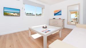 TV a/nebo společenská místnost v ubytování Apartment Countess Attic 3-3, Sun of the Bay 3, at Alcudia Beach