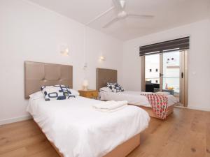 Apartment Paradise Bay 3 at Alcudia Beach, Salzes 3 tesisinde bir odada yatak veya yataklar