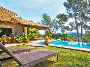 un patio trasero con piscina y una casa en Villa Son Duri, pool and views, en Inca