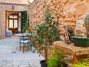 un patio con una mesa y una maceta en House Ca Na Polida, en Alcudia