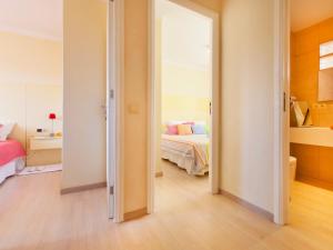 Posteľ alebo postele v izbe v ubytovaní Apartment Corales de Mar, at Alcudia Beach