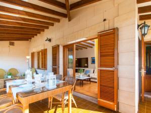 a dining room with a table and chairs at Villa Teix de Bonaire para 10, jardines y vista mar in Cielo de Bonaire 