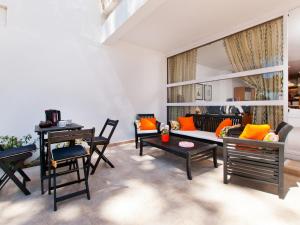 ein Wohnzimmer mit einem Sofa und einem Tisch in der Unterkunft Apartment Oiza Sand Castle 15 at Alcudia Beach, WIFI and aircon in Alcúdia