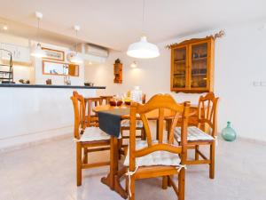 Kuchyňa alebo kuchynka v ubytovaní Apartment Oiza Sand Castle 15 at Alcudia Beach, WIFI and aircon