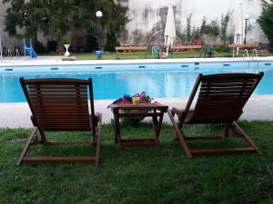 
a picnic table set up in front of a pool at Hotel Segle XX in Tremp
