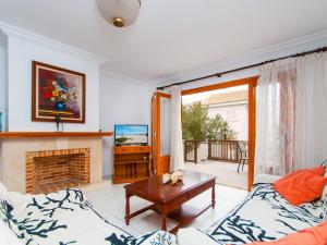 een woonkamer met een bank en een open haard bij Villa Can Canta Natura Park House at Platja de Muro Beach in Playa de Muro