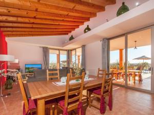 comedor con mesa de madera y sillas en Villa Son Bordils Petit, en Inca