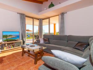 sala de estar con sofá y TV en Villa Son Bordils Petit, en Inca