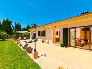 uma casa com um pátio e um quintal em Villa Can Coll de Sencelles, Sa Vileta pool and views em Costitx