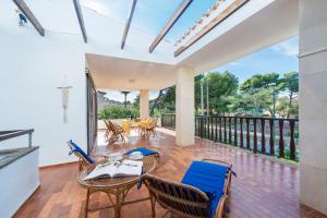 Balkón alebo terasa v ubytovaní Villa Can Salom, villa for 8 at Mal Pas Beach