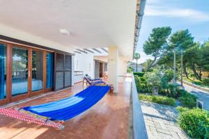 Vonkajšia záhrada v ubytovaní Villa Can Salom, villa for 8 at Mal Pas Beach
