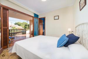 Posteľ alebo postele v izbe v ubytovaní Villa Can Salom, villa for 8 at Mal Pas Beach