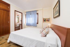 Posteľ alebo postele v izbe v ubytovaní Villa Can Salom, villa for 8 at Mal Pas Beach