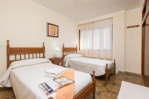 Posteľ alebo postele v izbe v ubytovaní Villa Can Salom, villa for 8 at Mal Pas Beach
