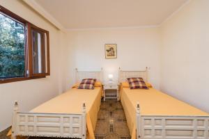 Posteľ alebo postele v izbe v ubytovaní Villa Can Salom, villa for 8 at Mal Pas Beach