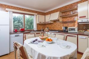 Kuchyňa alebo kuchynka v ubytovaní Villa Can Salom, villa for 8 at Mal Pas Beach
