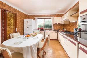 Kuchyňa alebo kuchynka v ubytovaní Villa Can Salom, villa for 8 at Mal Pas Beach