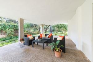 Vonkajšia záhrada v ubytovaní Villa Can Salom, villa for 8 at Mal Pas Beach