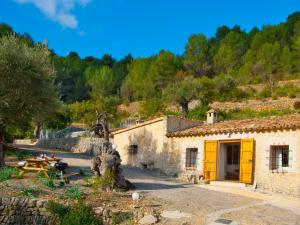 Mancor del ValleにあるVilla Mancor Pool & Mountain Viewsの黄色い扉とテーブルのある石造りの家