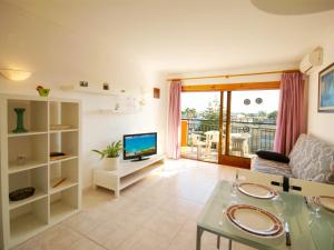 Телевизор и/или развлекательный центр в Apartamento Arcoiris, con piscina y junto a playa de Alcudia