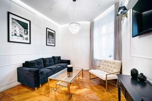salon z czarną kanapą i stołem w obiekcie APARTAMENTY ARTE LUBLIN Niecała 11 - faktura VAT parking free w mieście Lublin