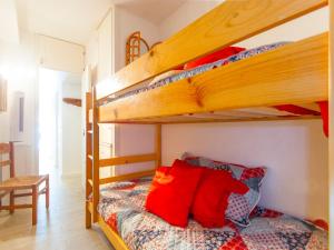 Apartment Oiza Sand Castles 23 at Alcudia Beach, WIFI and aircon tesisinde bir odada yatak veya yataklar
