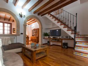 sala de estar con escalera y mesa en House Es Convent in Alcudia, close to beaches, en Alcudia