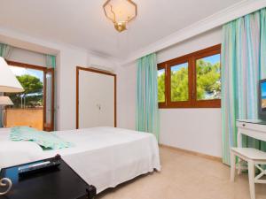 Posteľ alebo postele v izbe v ubytovaní Villa Tita de Manresa, con jardines y vista mar + 21 fotografií