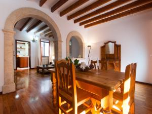 Un comedor con mesa y sillas de madera. en House Es Convent in Alcudia, close to beaches, en Alcudia