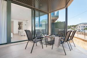 a dining room with a table and chairs at Mirador Blue F - Cala Sant Vicenç in Cala de Sant Vicenc