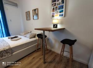 En eller flere senger på et rom på Studio in Kallithea next to Kiprou square