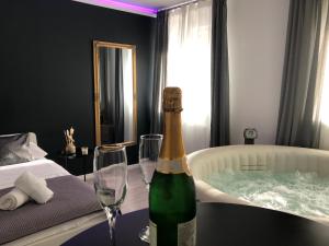 uma garrafa de champanhe sentada numa mesa ao lado de uma banheira em Apartment Zagreb Jacuzzi em Zagreb