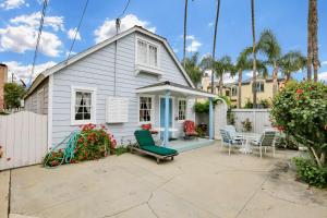 uma casa branca com um pátio e uma mesa em 1106 Park Avenue em Newport Beach
