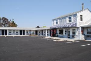 un aparcamiento vacío frente a un edificio en Shore Point Motel, en Point Pleasant Beach